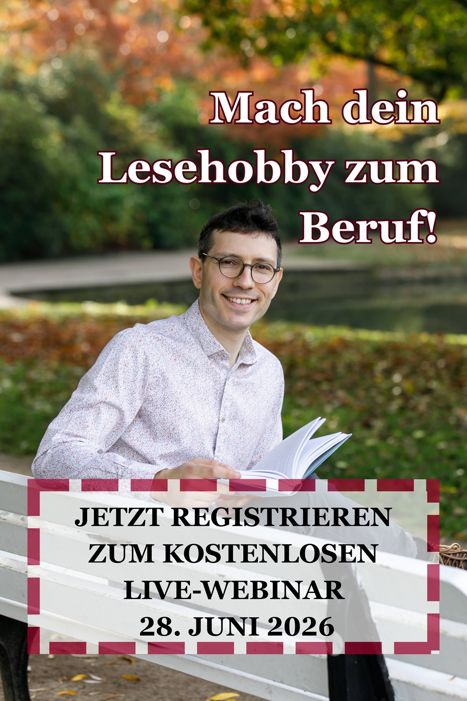 Lektorenausbilder Evgenij Unker mit Buch draußen auf einer Bank.